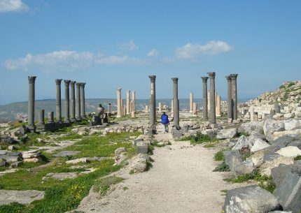 Um Qais columns