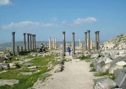 Um Qais columns